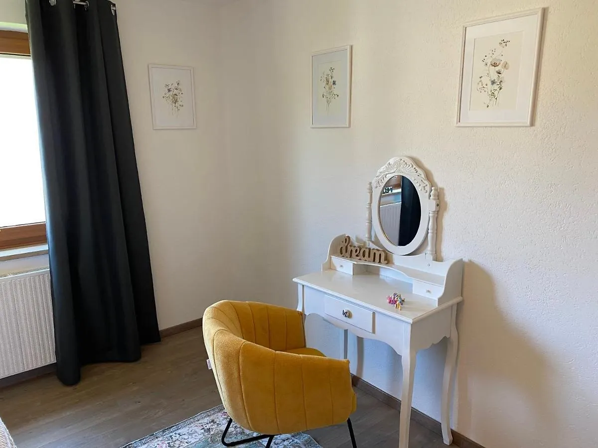 Apartment 4 Zimmer Wohnung, 6 Bed, Kueche, Washing, Wlan, Garden, Free Parking Tacherting
