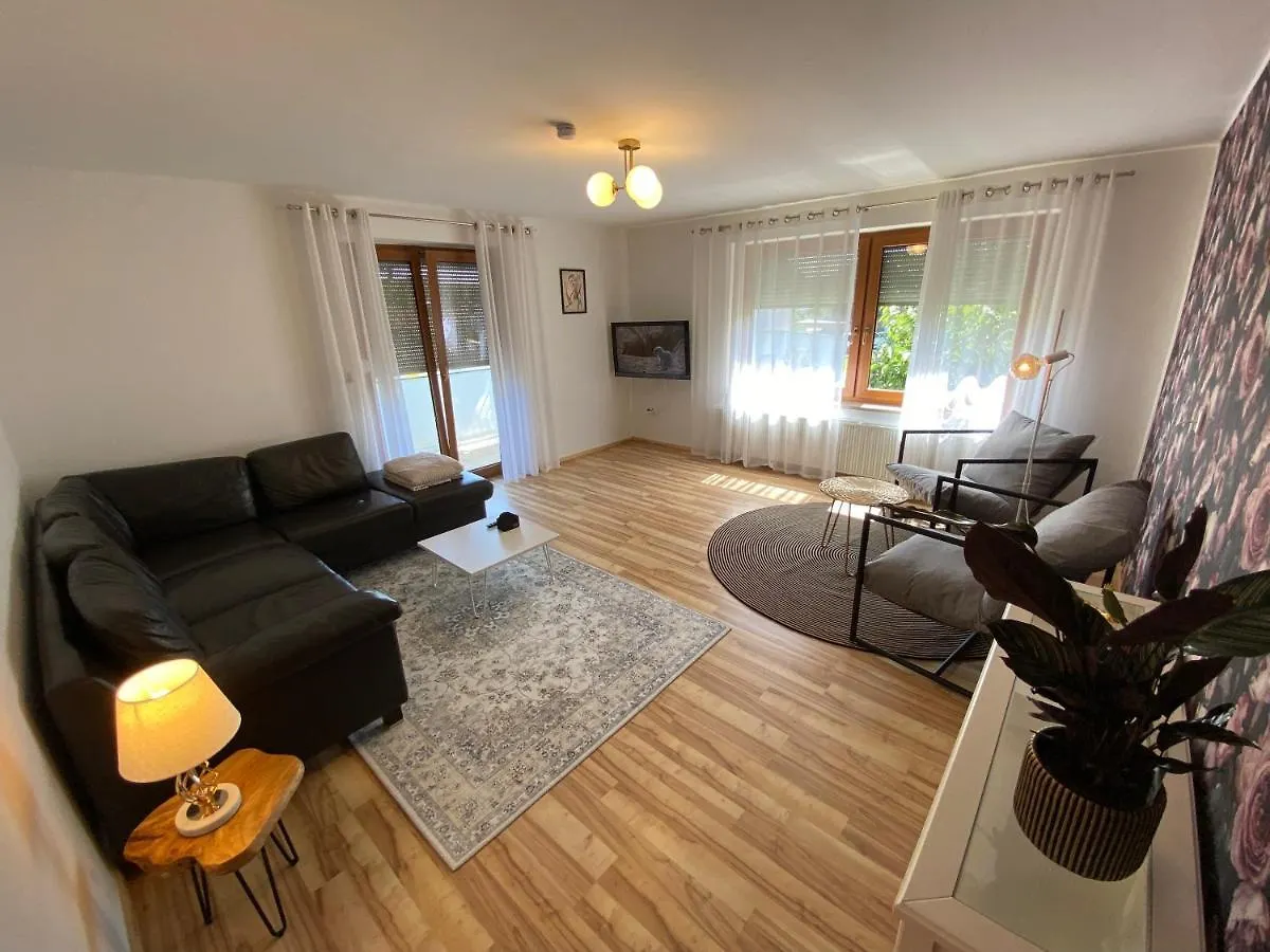 Apartment 4 Zimmer Wohnung, 6 Bed, Kueche, Washing, Wlan, Garden, Free Parking Tacherting