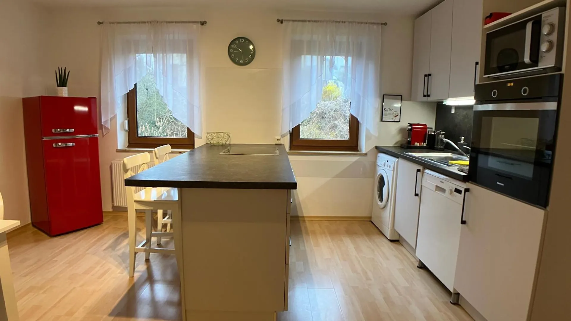 Apartment 4 Zimmer Wohnung, 6 Bed, Kueche, Washing, Wlan, Garden, Free Parking Tacherting
