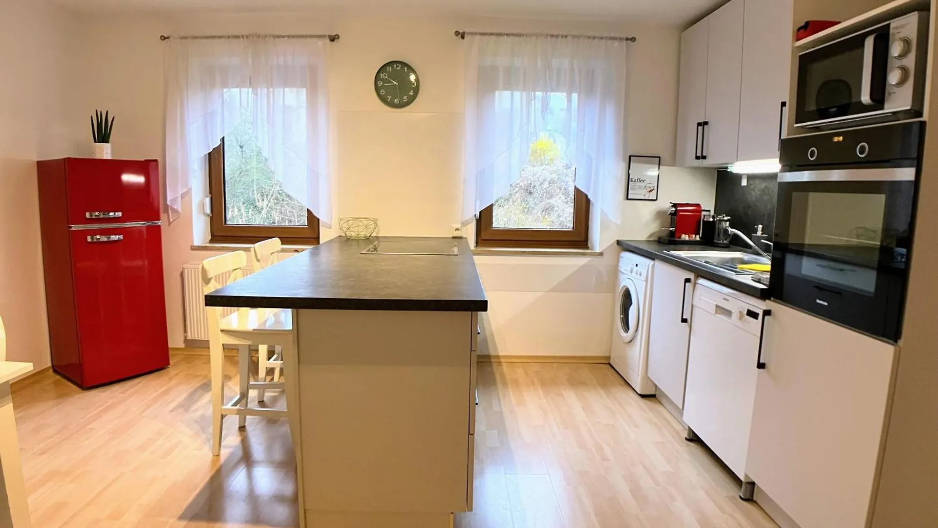 Apartment 4 Zimmer Wohnung, 6 Bed, Kueche, Washing, Wlan, Garden, Free Parking Tacherting