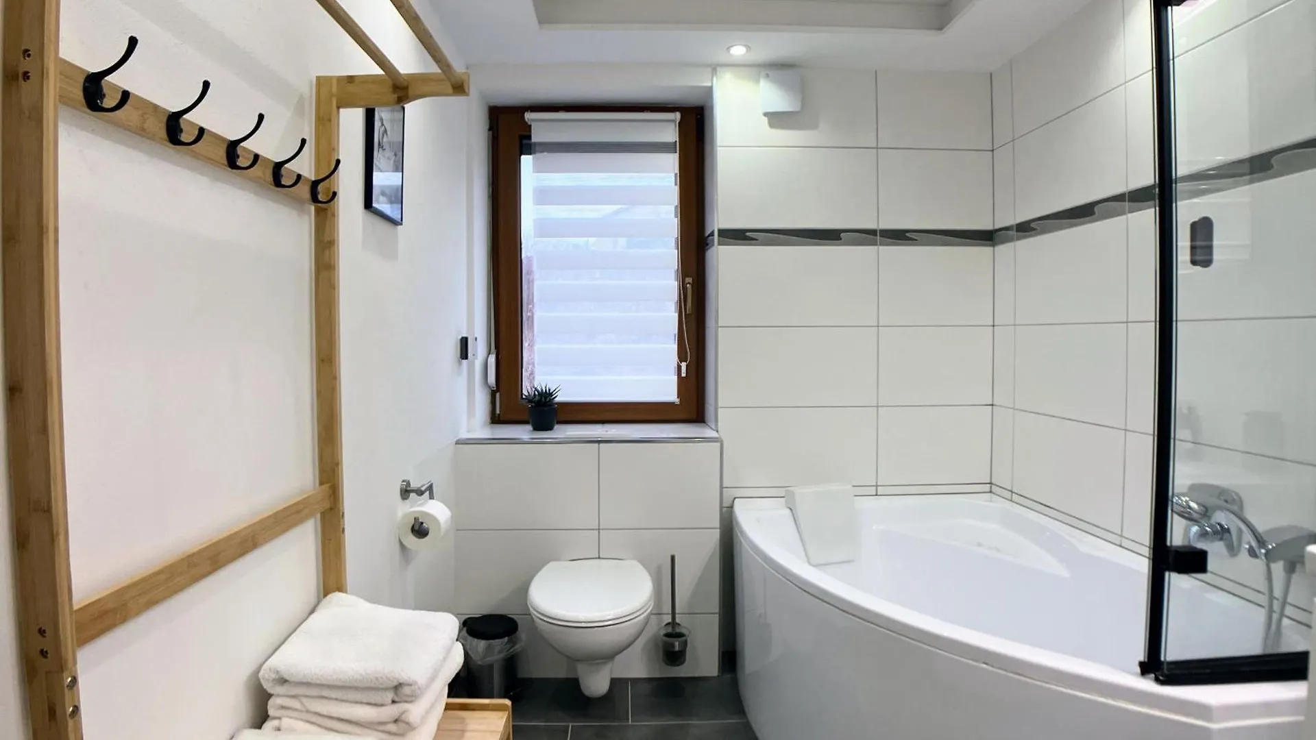 4 Zimmer Wohnung, 6 Bed, Kueche, Washing, Wlan, Garden, Free Parking Tacherting 0*,  Germany
